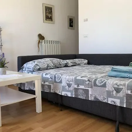 In Villetta Con Giardino E Posto Auto