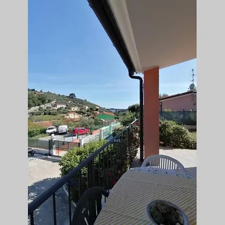 Vakantiehuis In Villetta Con Giardino E Posto Auto Imperia