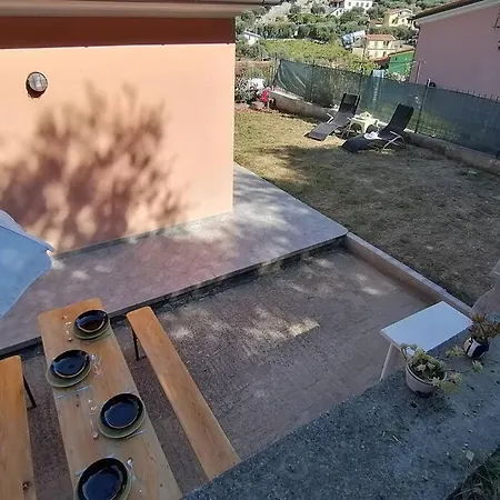 In Villetta Con Giardino E Posto Auto *
