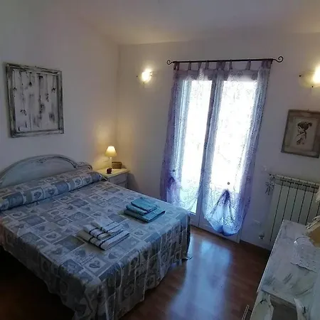 In Villetta Con Giardino E Posto Auto Imperia