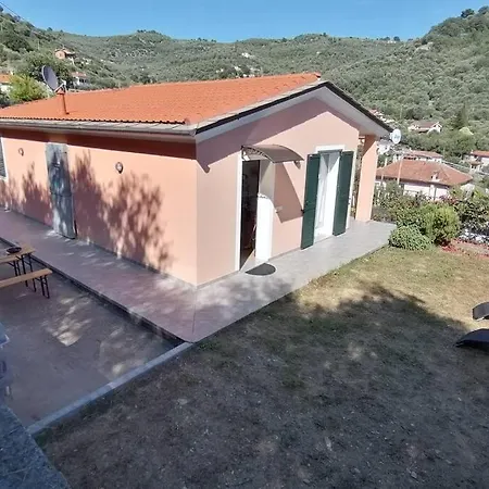 In Villetta Con Giardino E Posto Auto