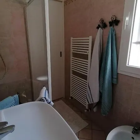 In Villetta Con Giardino E Posto Auto *