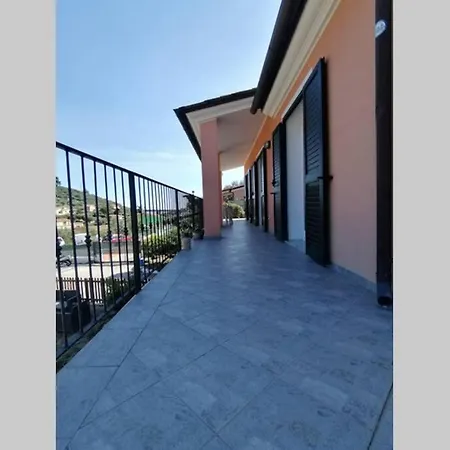 In Villetta Con Giardino E Posto Auto Imperia