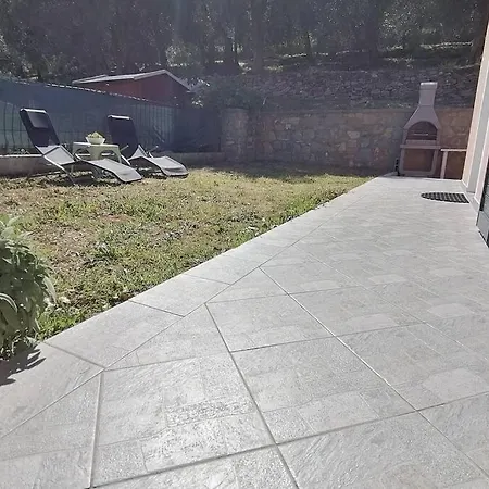 In Villetta Con Giardino E Posto Auto