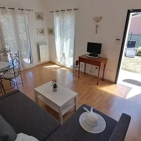 In Villetta Con Giardino E Posto Auto * Imperia